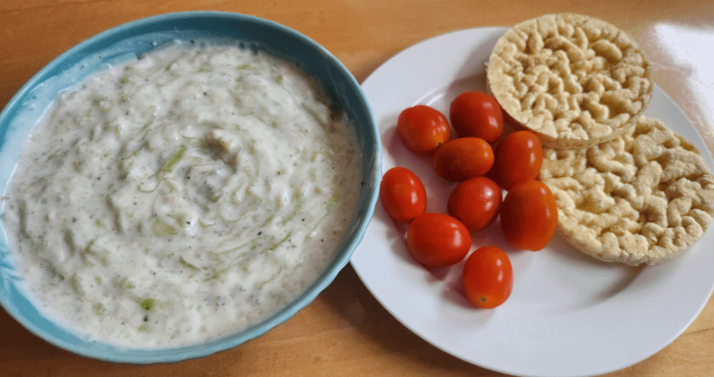 Tzatziki with chickpea cakes and fresh veggies (230 kcal, 15g protein): new favourite afternoon snack🤤