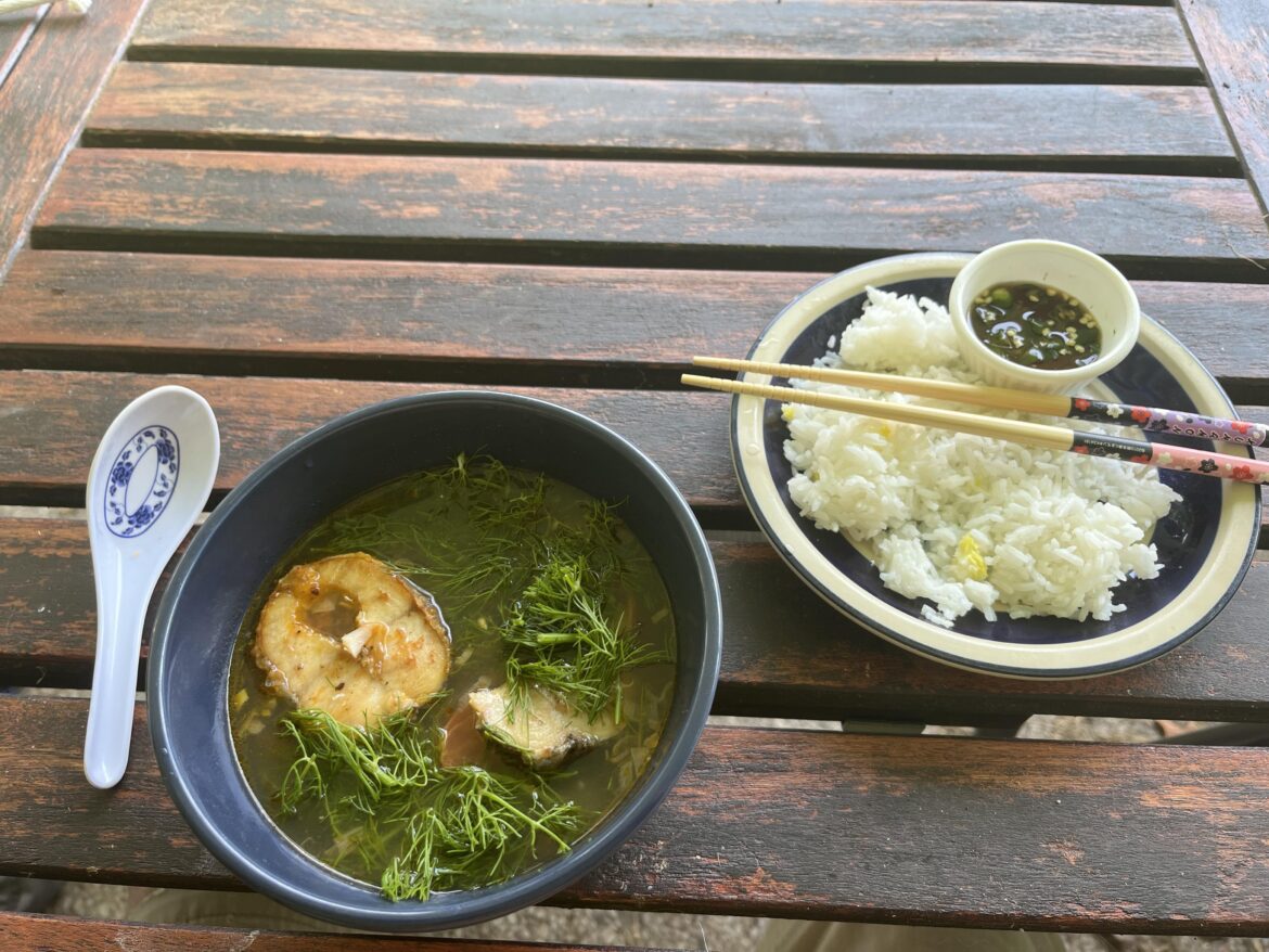 Canh Chua Cá Thì Là (Vietnamese Fish Soup With Tomato and Dill)