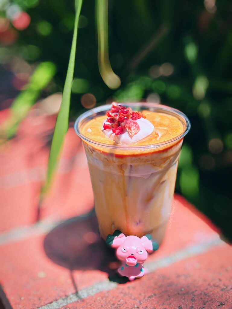 [OC] Strawberry Einspanner Latte