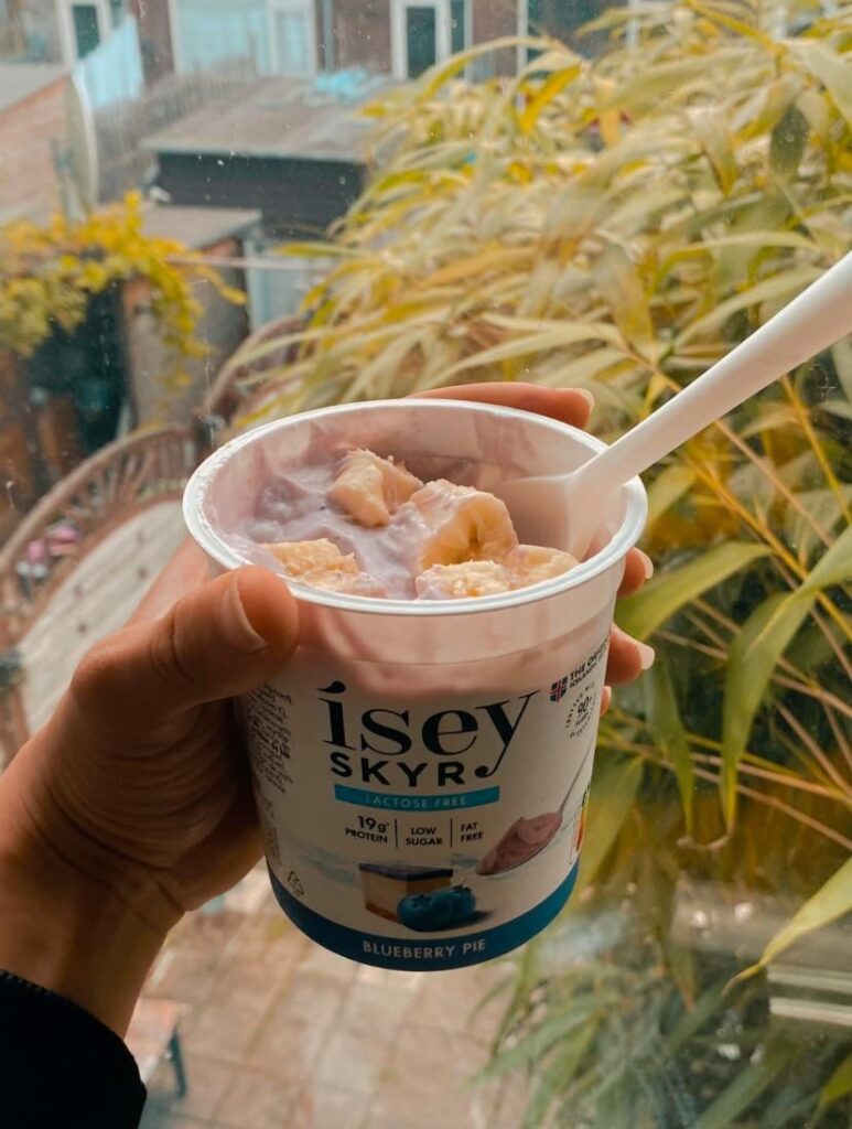 Some blueberry pie skyr yoghurt with bananas that I added on top of it🥵🥵