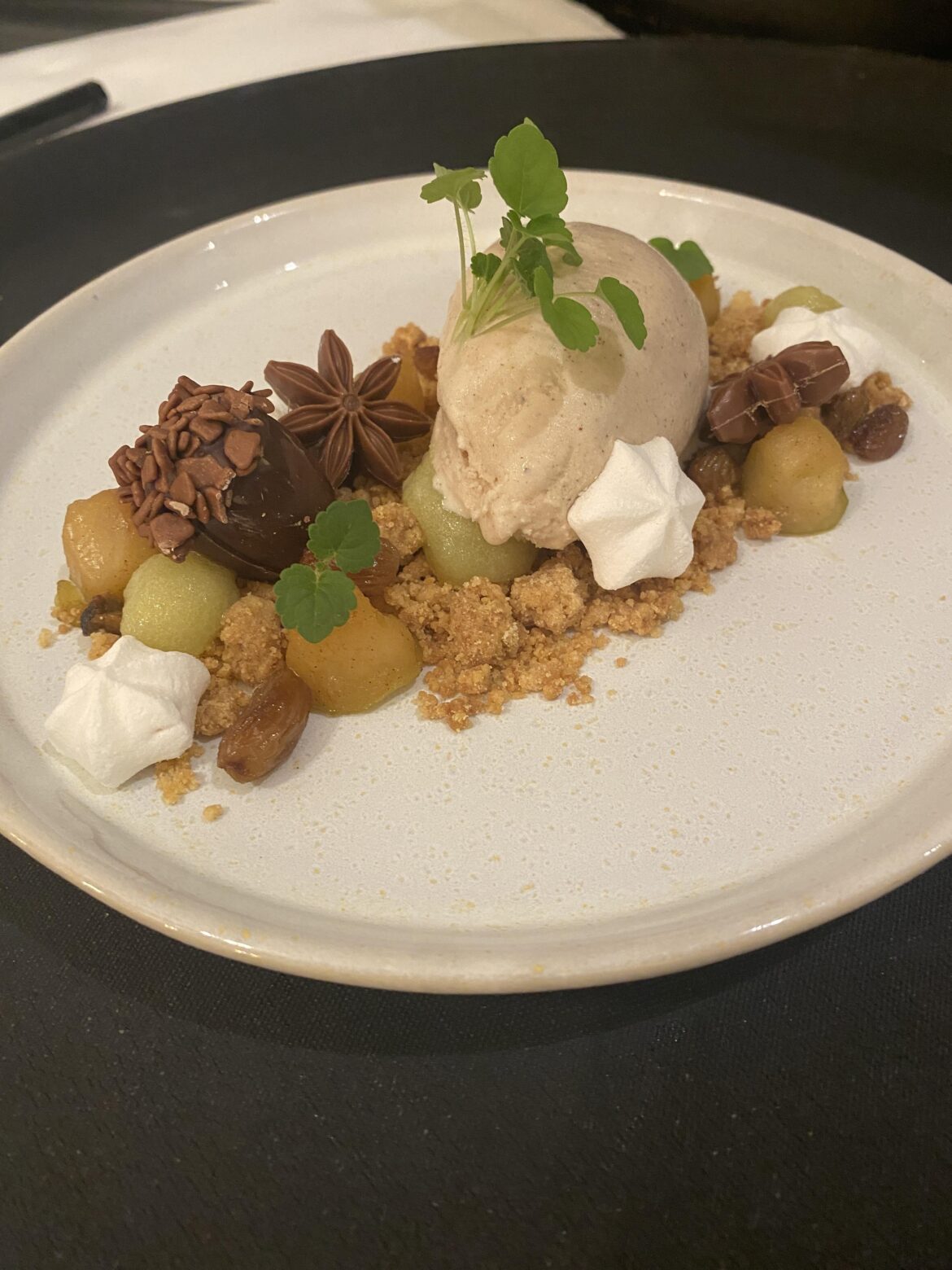 Carmelised Apple cinemun ice Cream cookie crumble, mereuqe