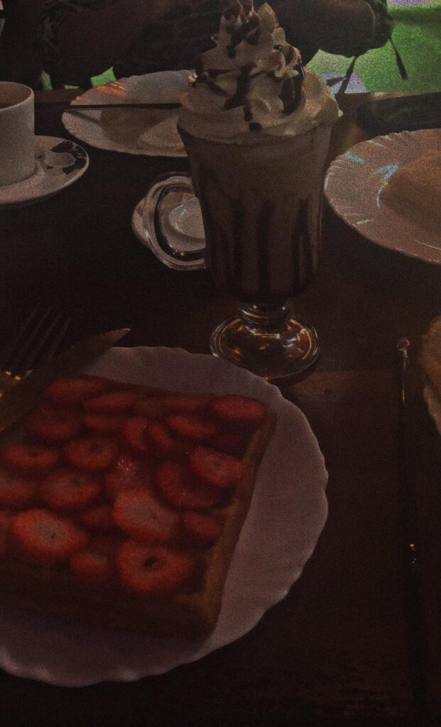 Angatú gelado (Iced Angatú) + varieties of strawberry waffle and coffee with milk