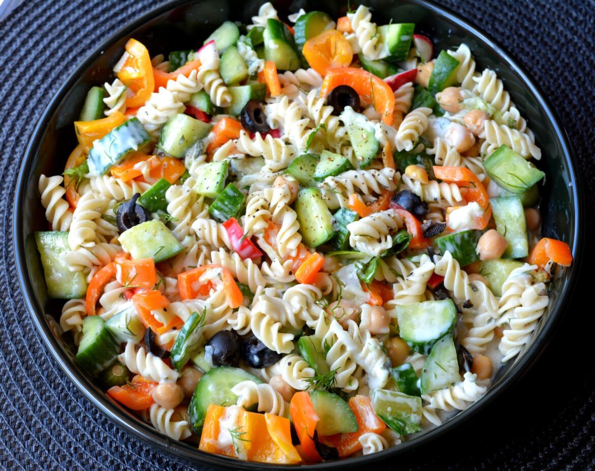 Cold pasta salad with tzatziki dressing (235 cal, 21 P)