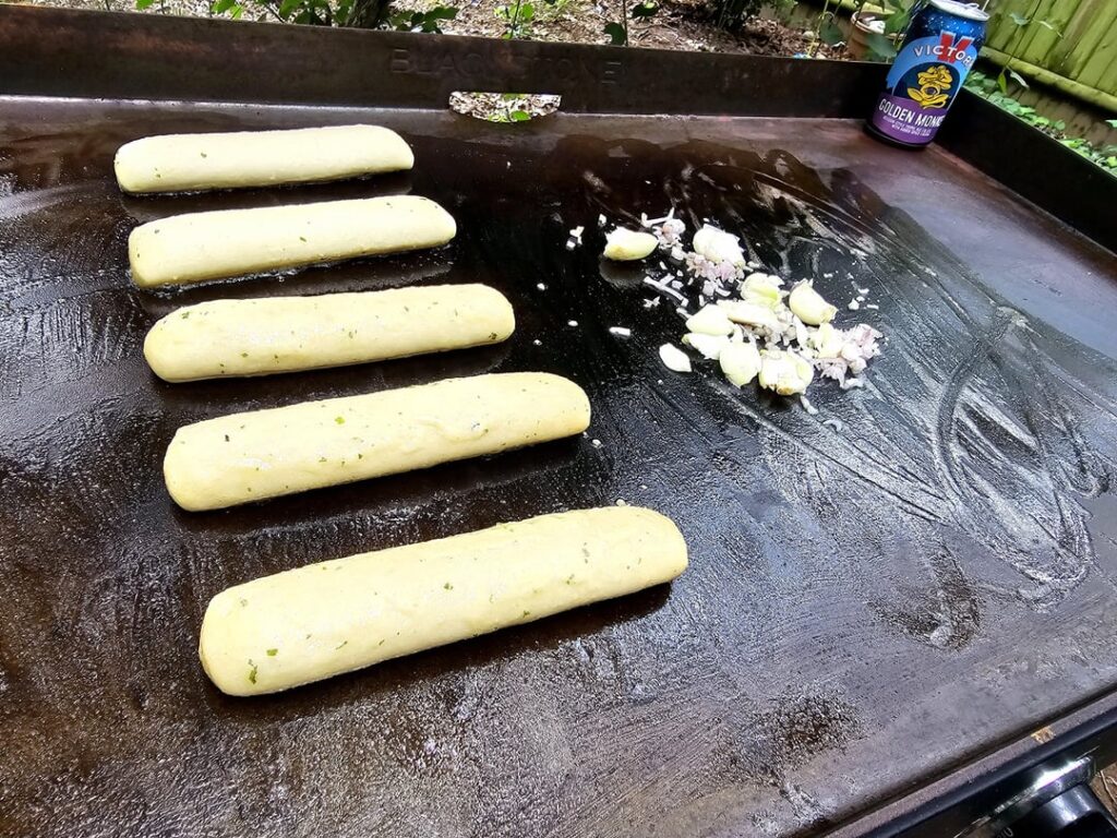 Today in "Will it Blackstone?"...idfk beer and herbs were involved..anyway...munchies hit and found these frozen breadsticks (2 were apparently cheese stuffed 🤣) can of fire roasted diced tomatoes, fresh garlic, shallots, herbs, bacon, and some grated parm stuffed into a garlic parm breadstick