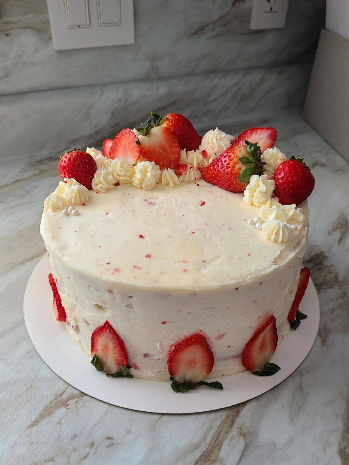 White cake, strawberry filling, strawberry buttercream❤️ just something i made for a friend!