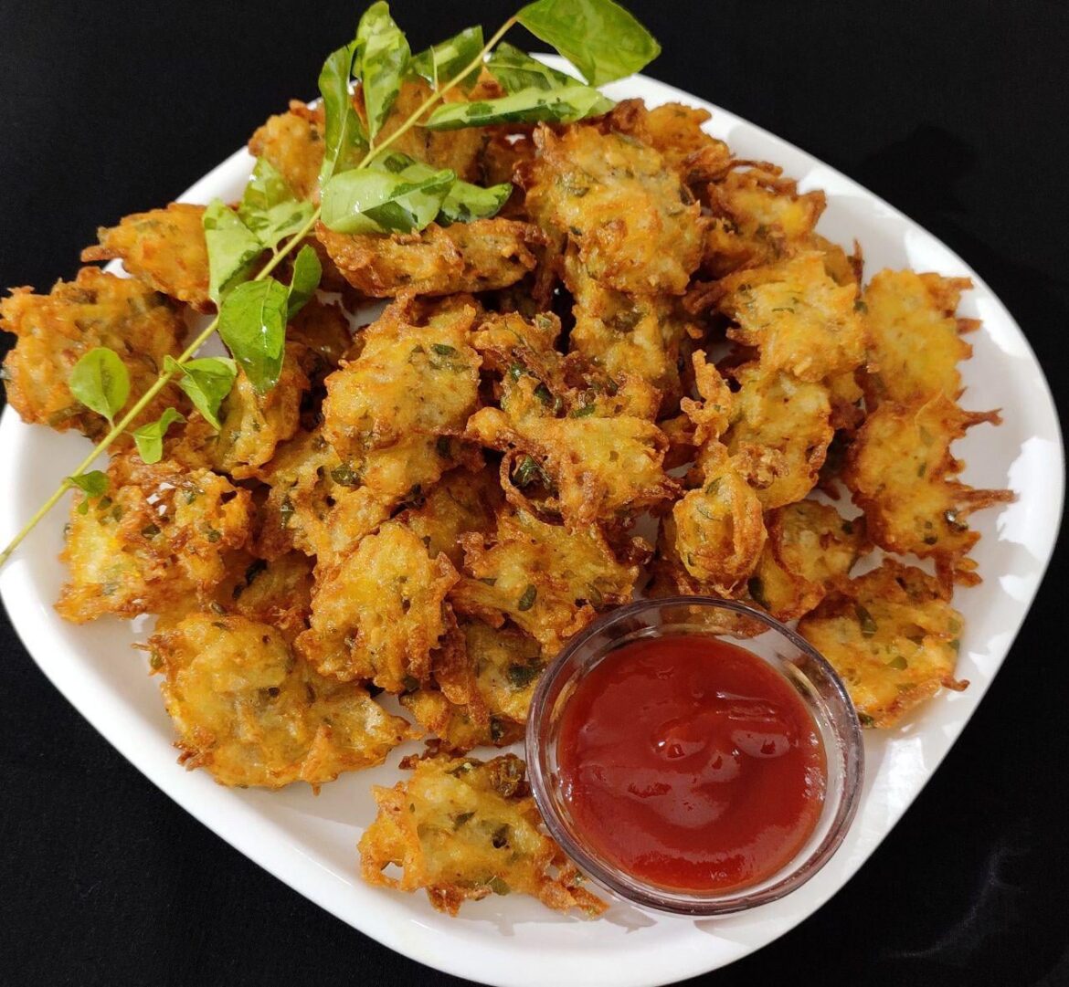 Crispy aloo laccha pakoda