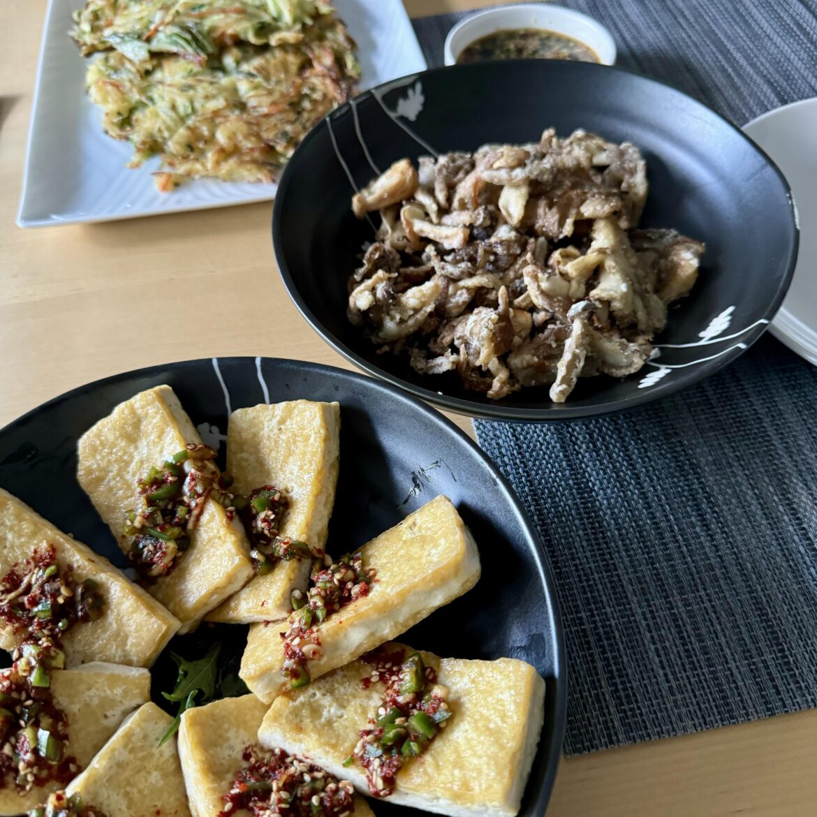 Yangnyeom dubu, beoseot twigim, yachae jeon