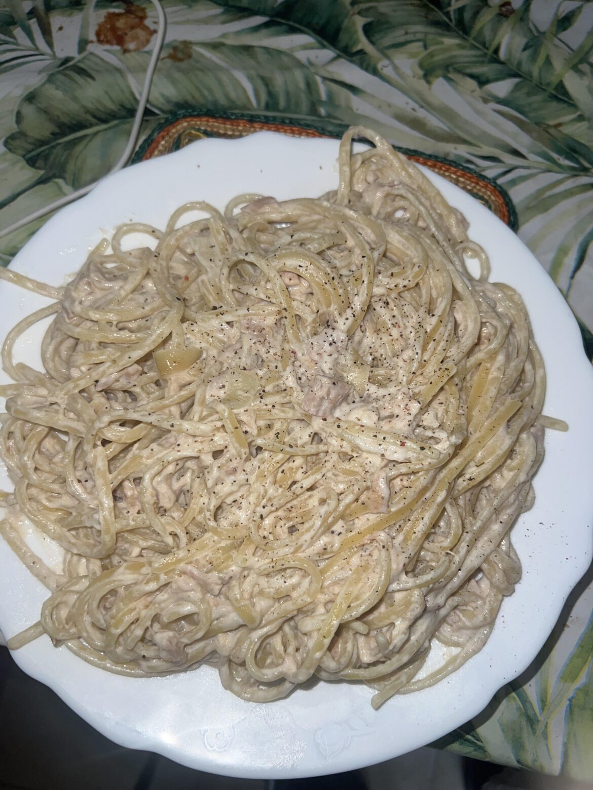 Pasta with canned tuna, cream and onion.