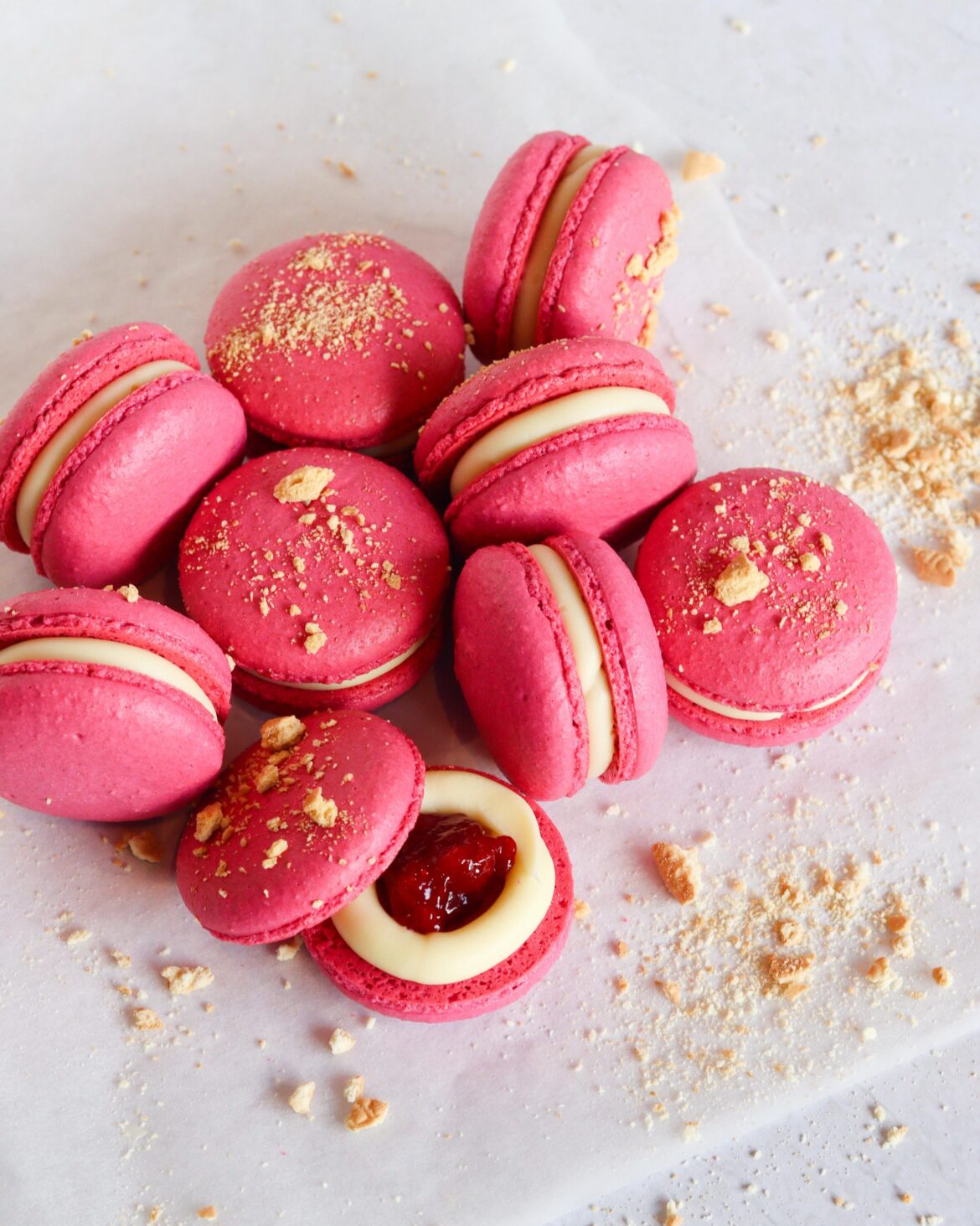 Raspberry and white chocolate cheesecake macarons 🩷