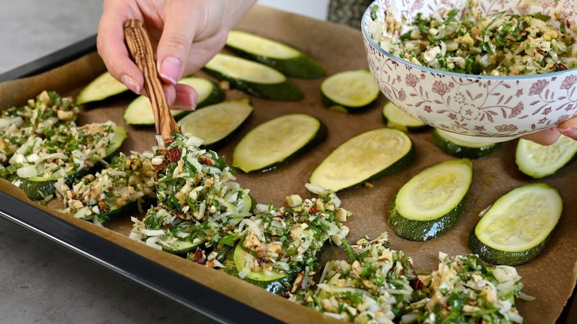 Ich habe diese Zucchini den ganzen Sommer über gemacht! Sie sind so lecker! Rezept