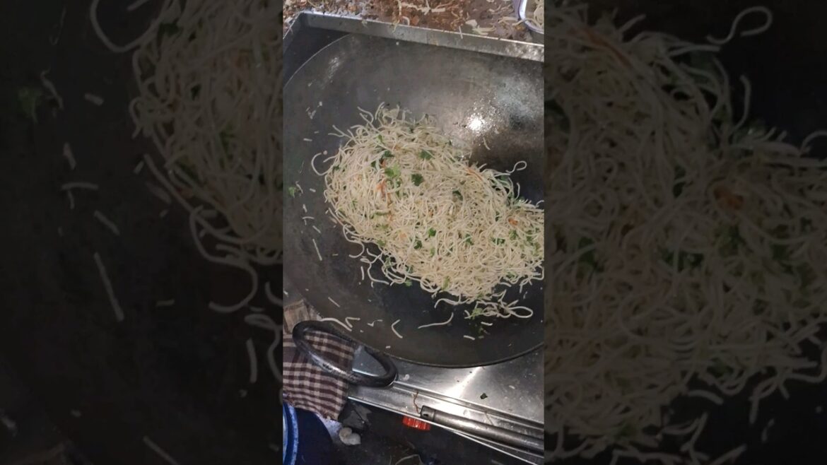 Road Side Flying Noodles in india ౹ First time on Internet #naaanveshana #food #dumbiriyani #shorts