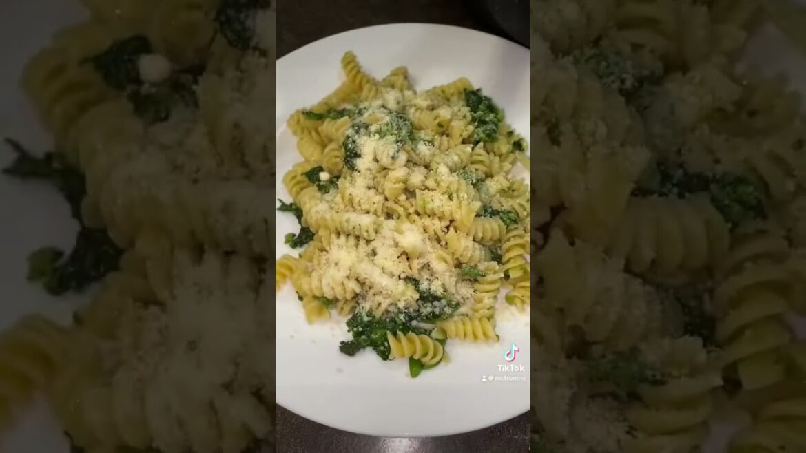 BROCCOLI RABE W/ SAUSAGE #food #foodie #cooking #cook #recipe #wife #italian #broccolirecipe #yummy