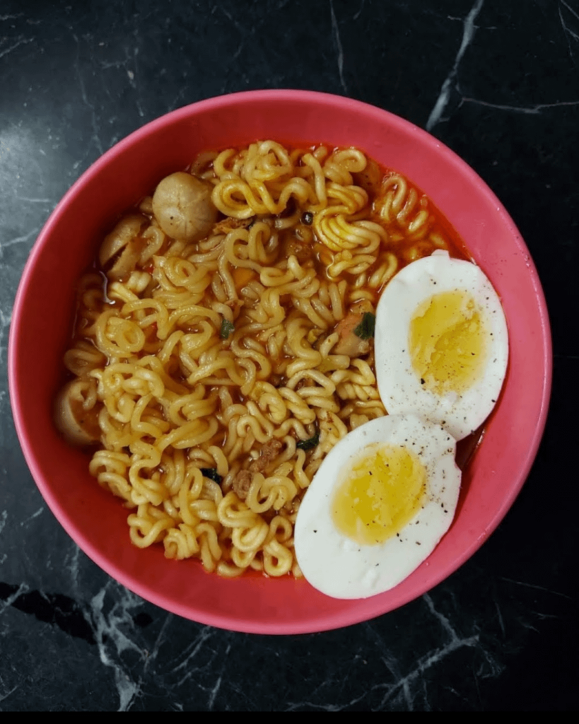Soupy Shin Ramyun With An Egg On It....and some cut up sausages 🍳🥚 🍜 🌭