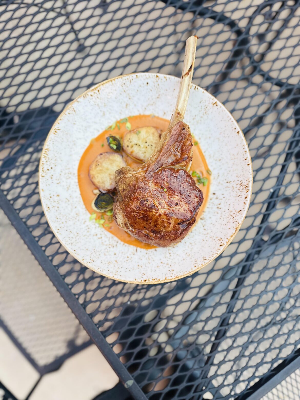 Veal chop/red pepper puree/potatoes/leek