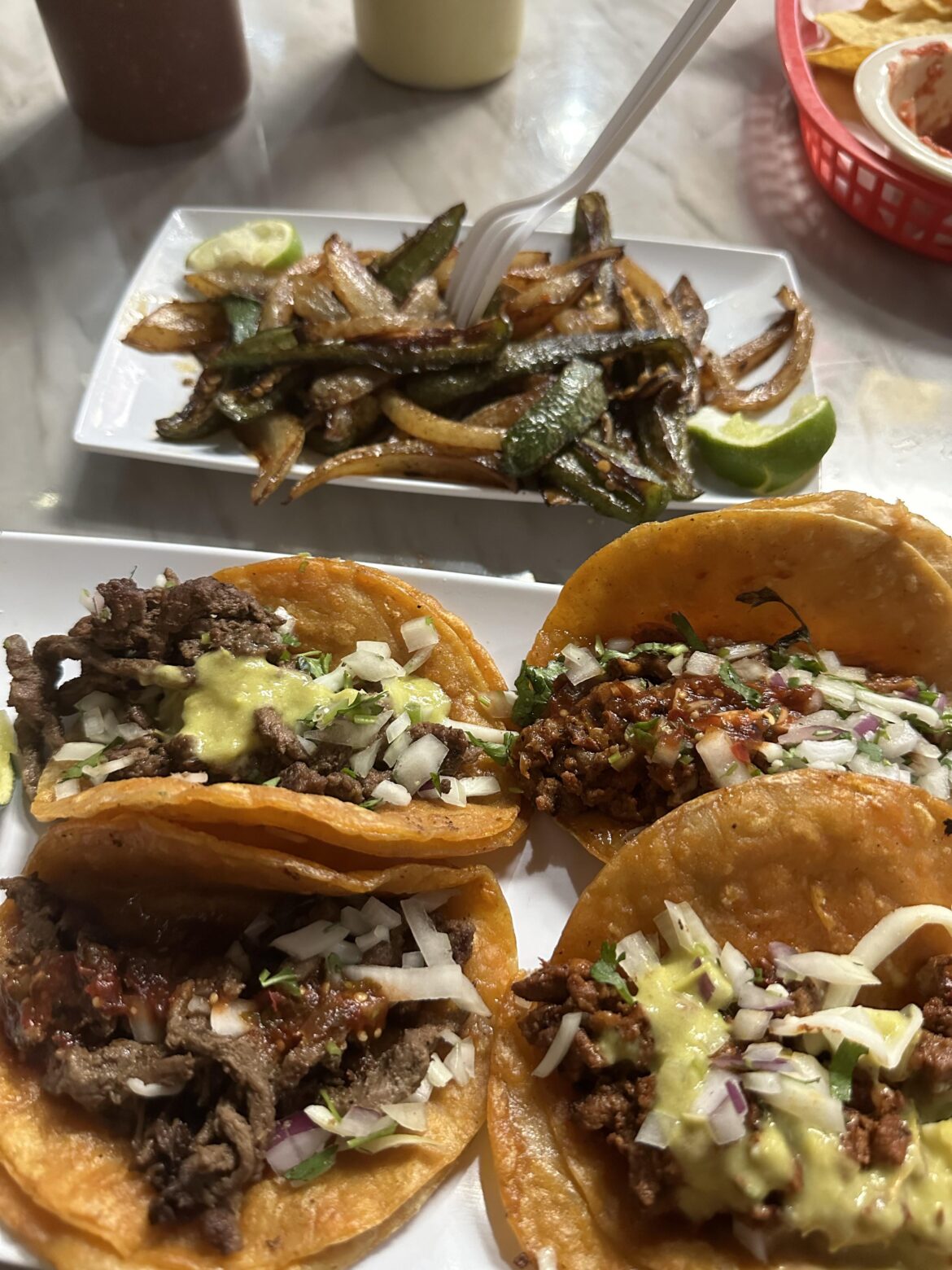 Tacos rojos(al pastor y asada) con chiles toreados en las afueras de Detroit