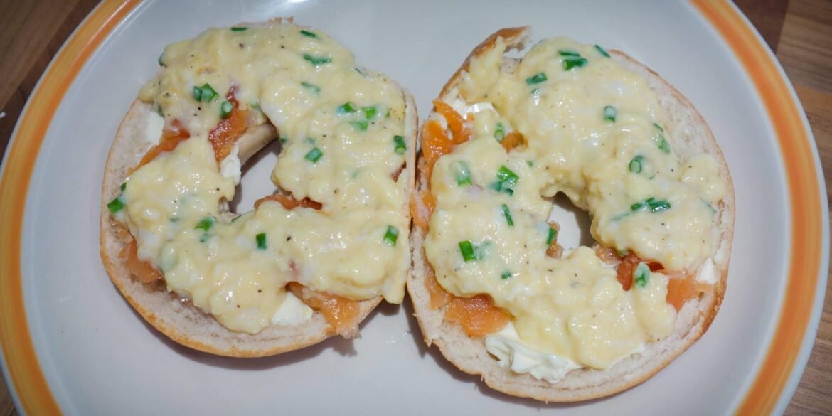 scrambled egg with salmon and cream cheese