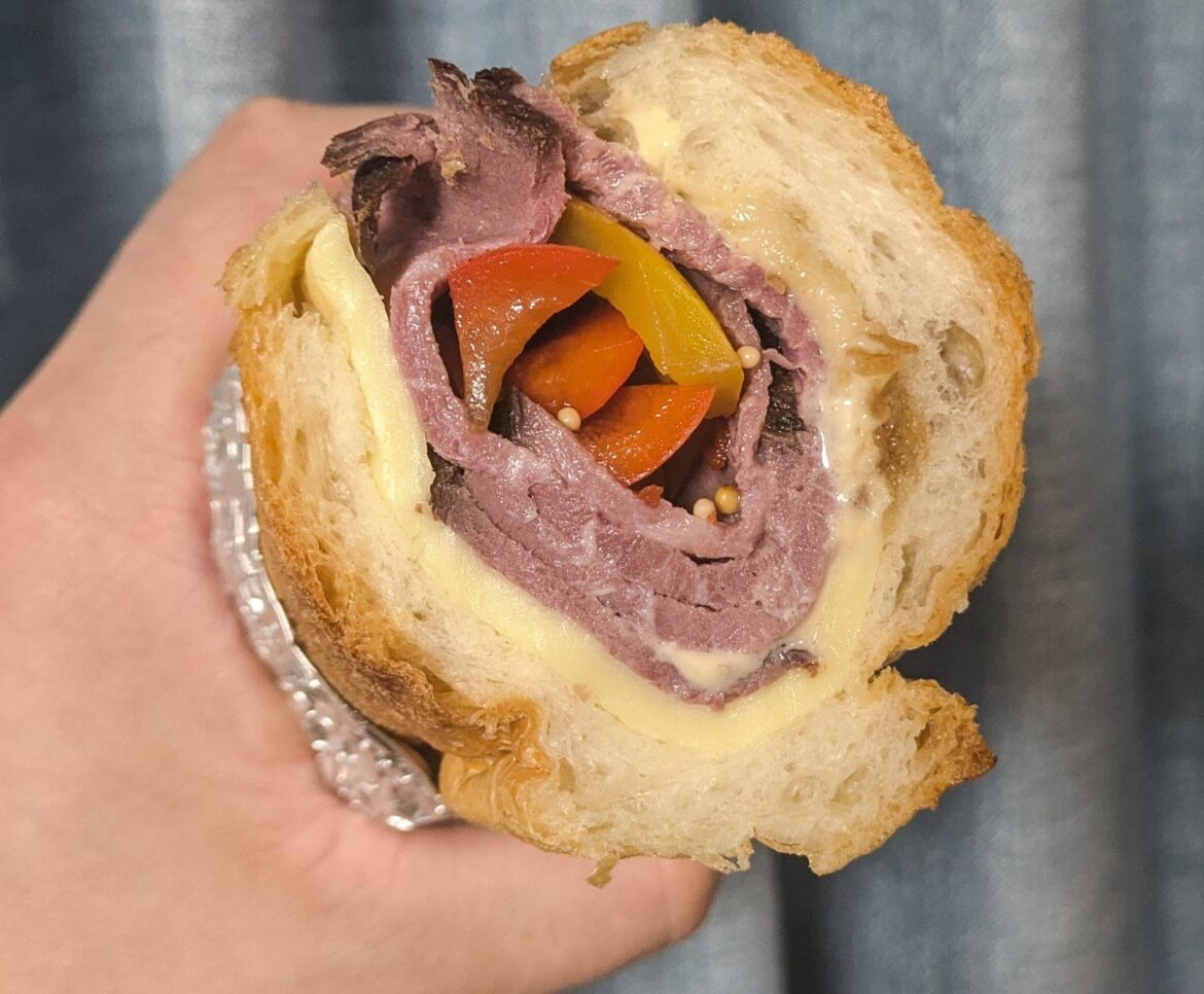 Roast beef sandwich with pickled bell peppers