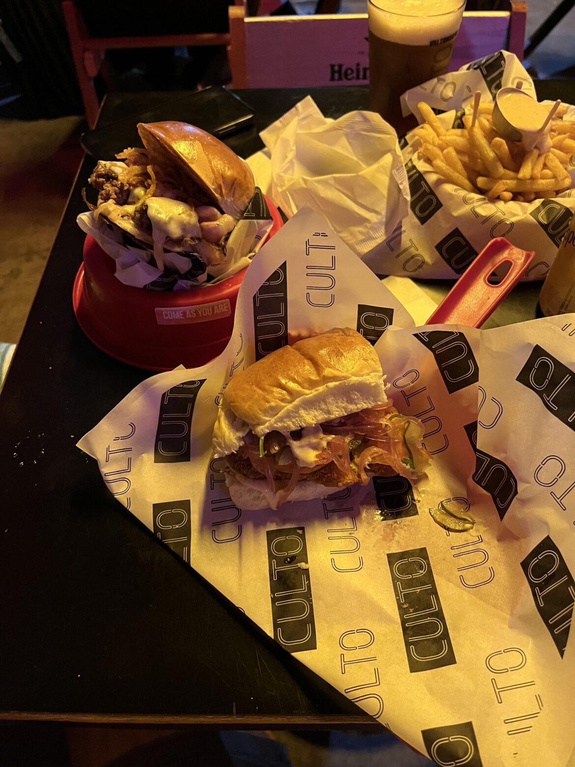 Hamburger served on a dog bowl. Sandwich served on a dustpan. Both shitty plastic. @Culto in Rio de Janeiro