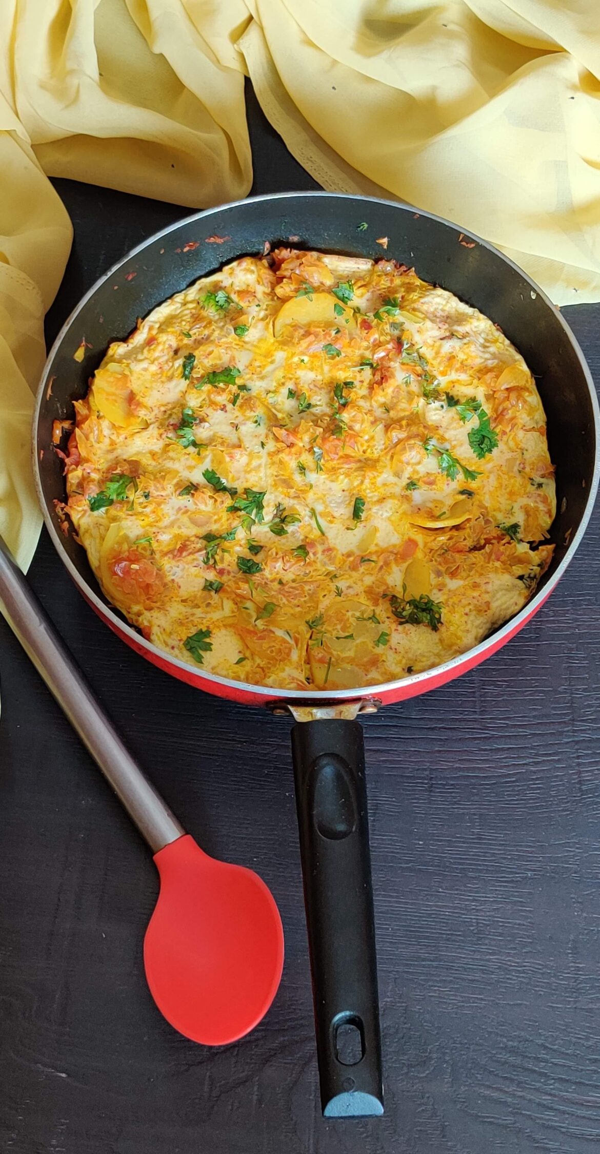 Papeta par Eeda | Parsi style Potatoes and eggs is a traditional easy to make recipe from Parsi cuisine of making eggs on the bed of sliced potatoes. This is my on the go recipe with eggs which never goes wrong.