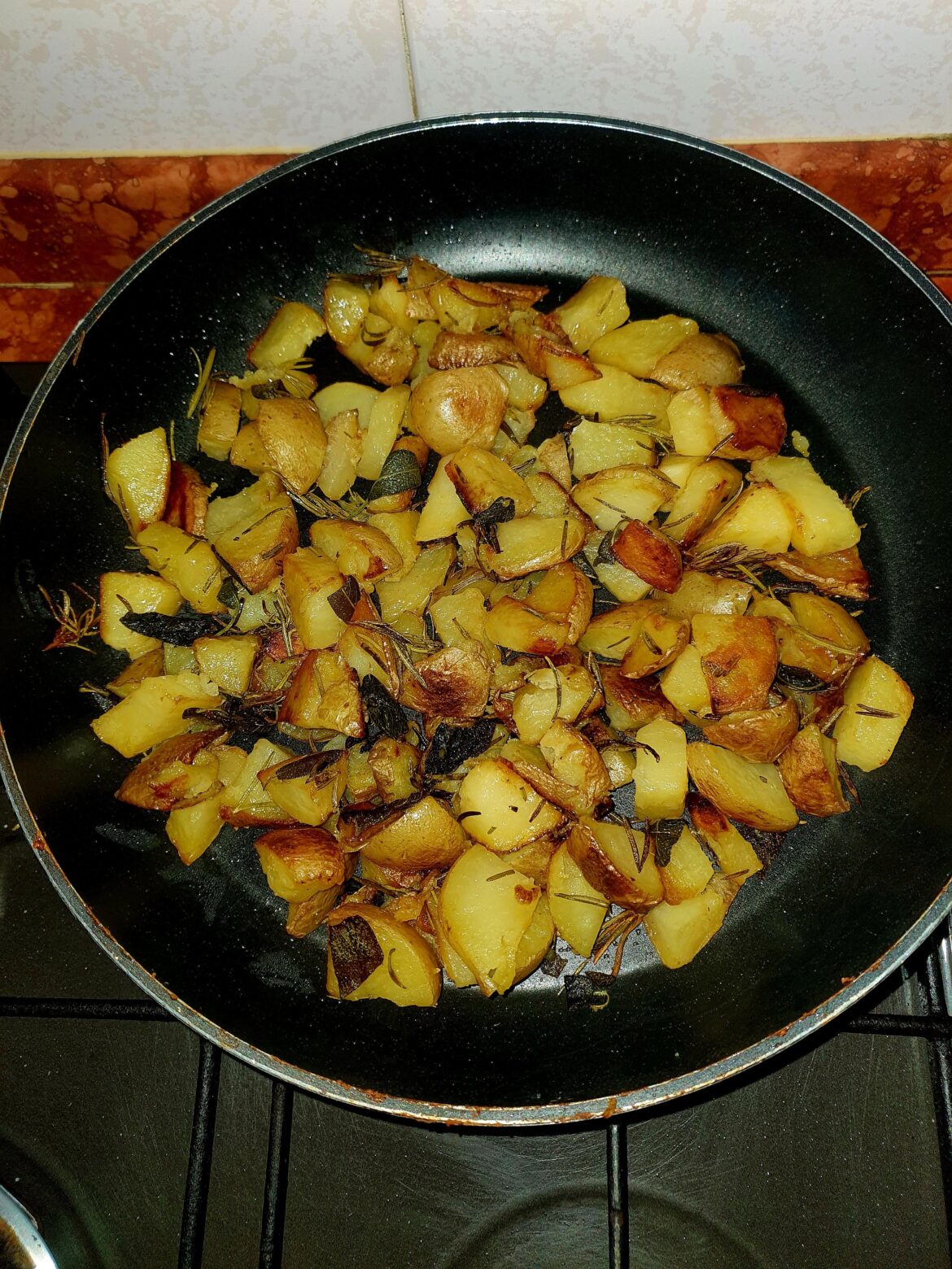Potatoes in their skin, pan-fried, with rosemary, sage, extra virgin olive oil.