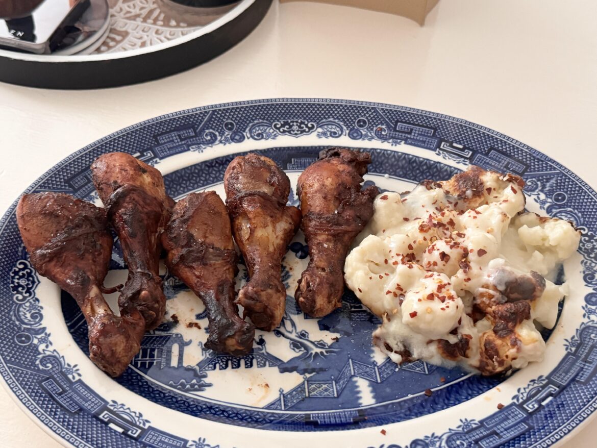Chicken drumsticks & cauliflower cheese 😋