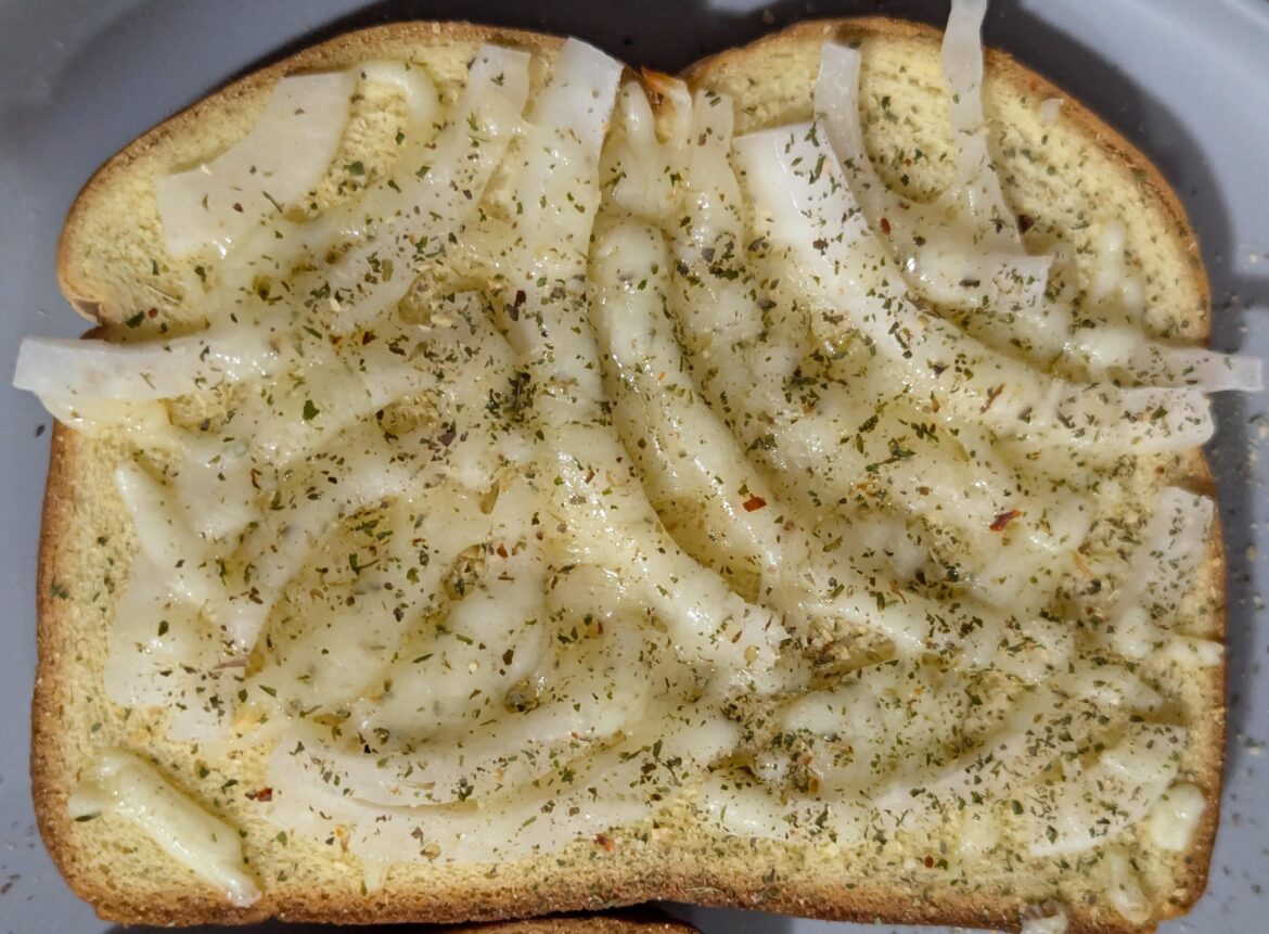 Cheesy onion toast 🤤