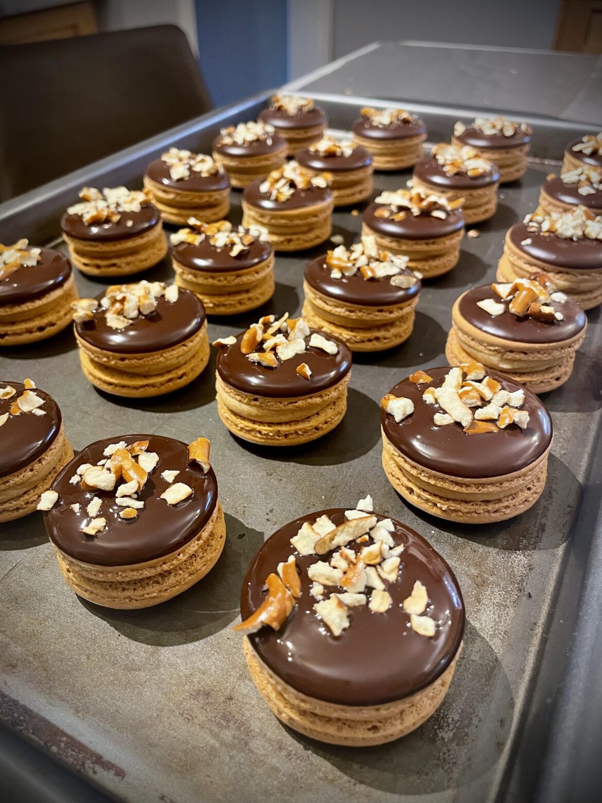 Salted caramel pretzel Macaron