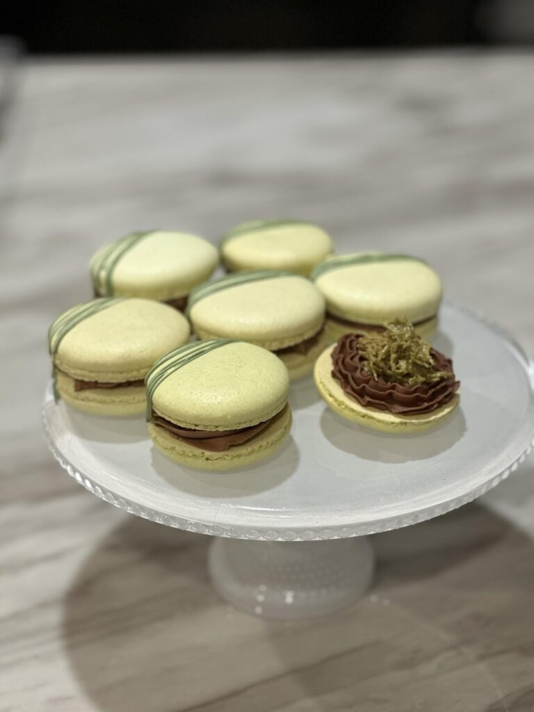 Viral pistachio chocolate bar as a macaron