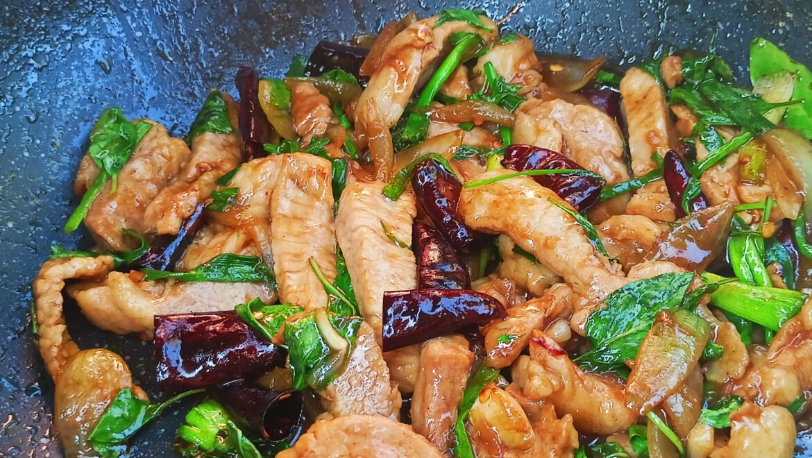 หมูผัดพริกแห้งใบโหระพา ( Stir-fried pork with dried chilli and sweet basil leaves )