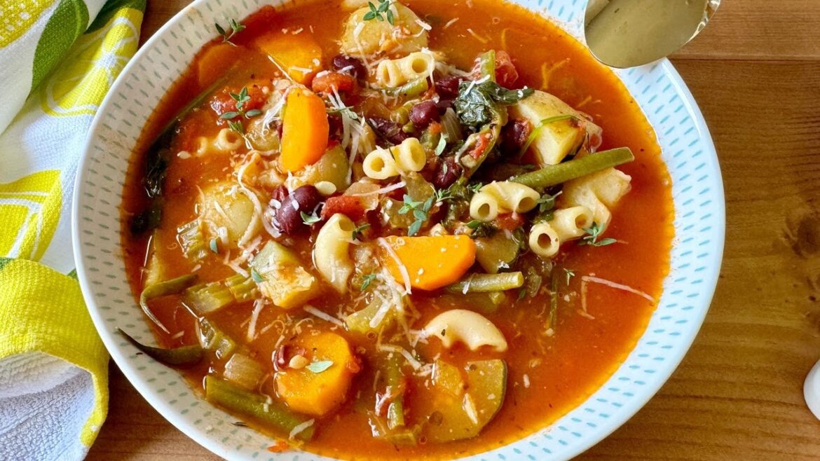 Classic Minestrone Soup | Hearty Italian soup with vegetables, beans and pasta Classic Minestrone Soup | Hearty Italian soup with vegetables, beans and pasta