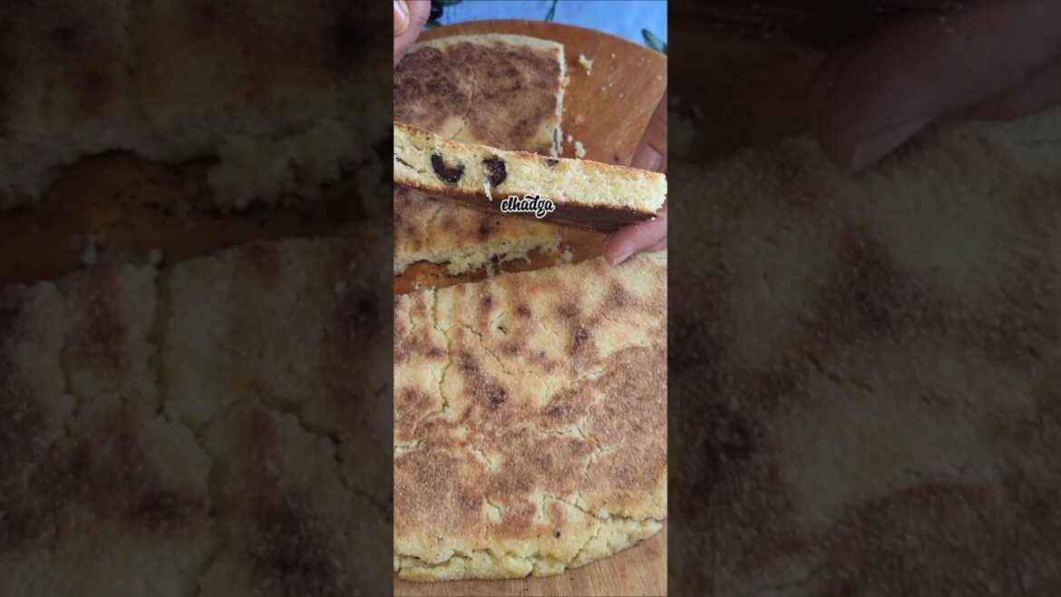 Harcha ou galette semoule aux olives noires. فطيرة الحرشا أو السميد semolina pancake Harcha ou galette semoule aux olives noires. فطيرة الحرشا أو السميد semolina pancake