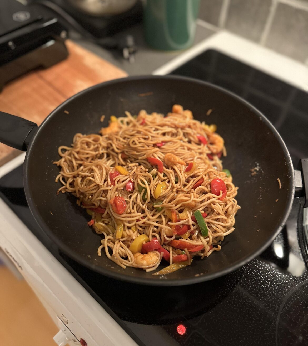 Stir fry noodles with scampi and veggies