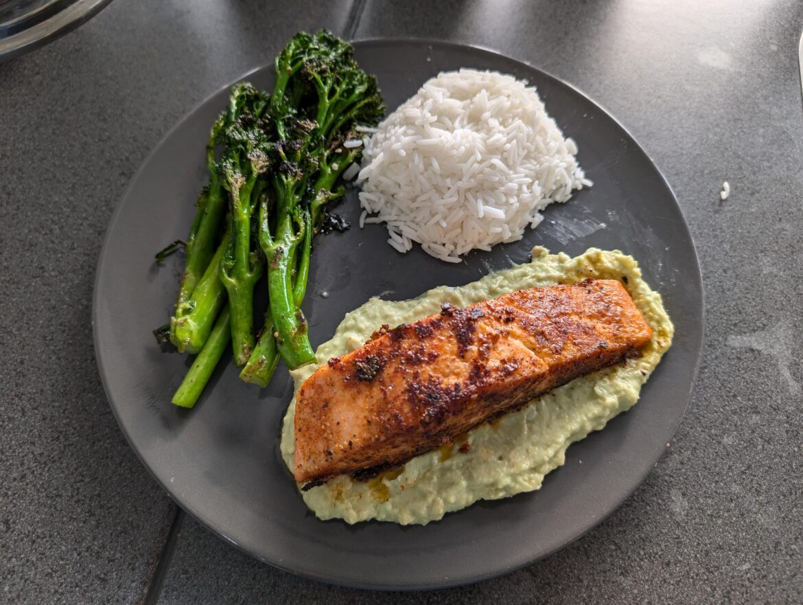 Spicy salmon, avocado sauce, broccolini and rice