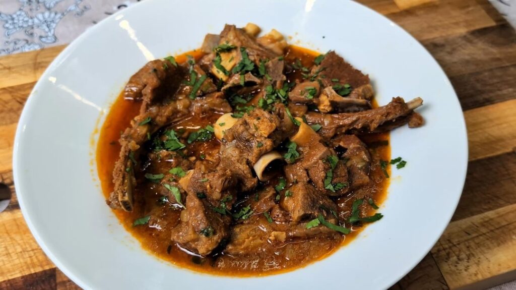 A quick Mutton curry made in the pressure cooker, from prep to table in 60 minutes.