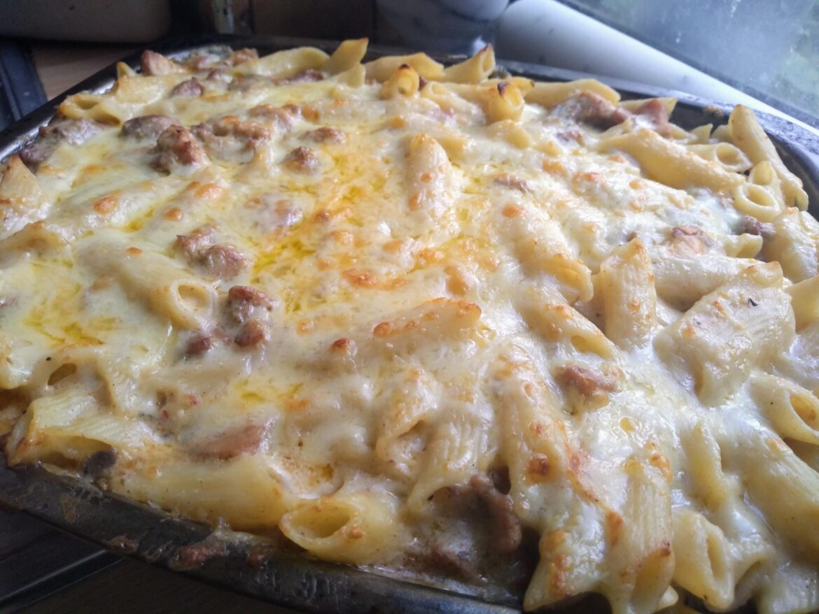 Cajun chicken pasta in an Alfredo sauce (oodles of)