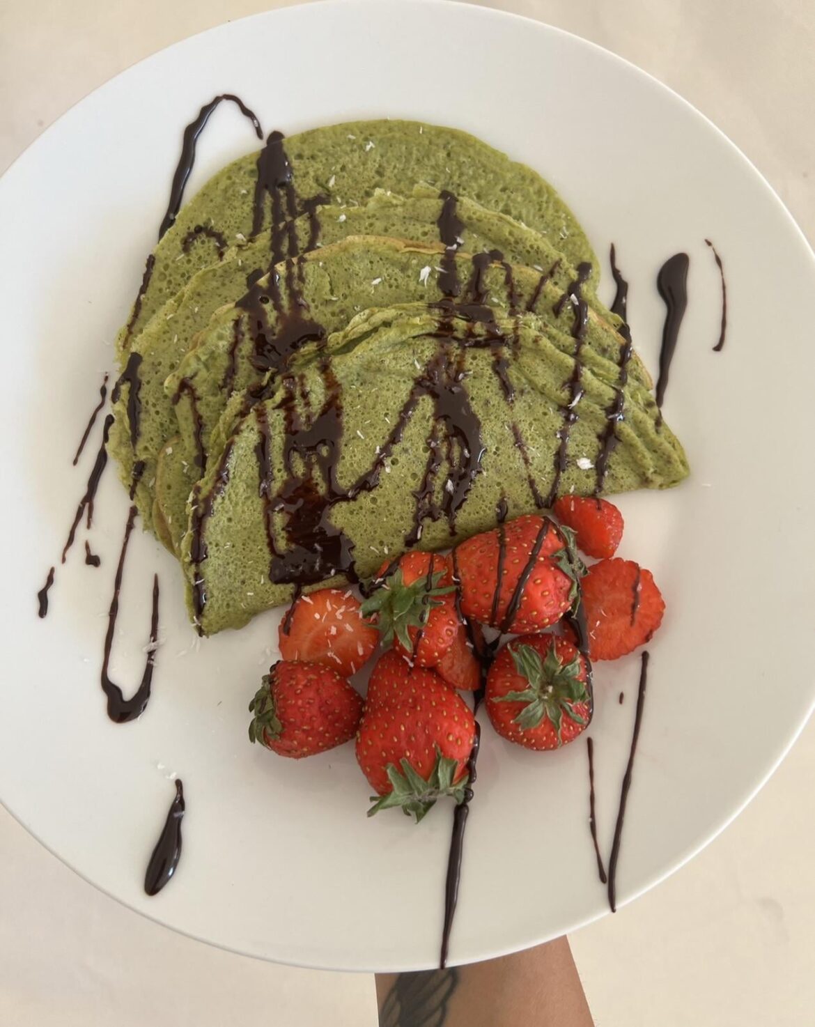 sweet spinach pancakes. spinach, 2 eggs, soy drink in the processor. chocolate and fruit syrup 🥞🍫🌱🍓🤤