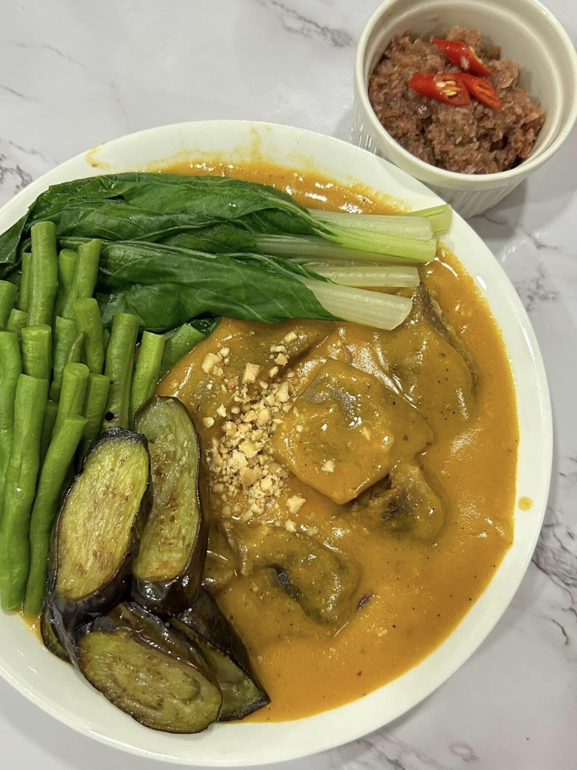 This time my Filipino neighbor invited me to have dinner in her house. She said this is Kare Kare. Beef with peanut butter sauce and some vegetables. She does make an effort to plate them. Its amazing!