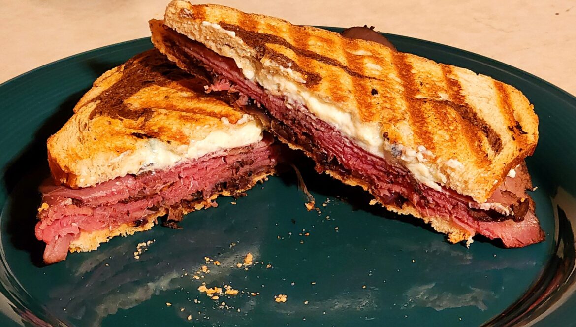 Testing a new sandwich idea i had but it's missing something. This is garlic roast beef, blue cheese and caramelized onions on marble rye.
