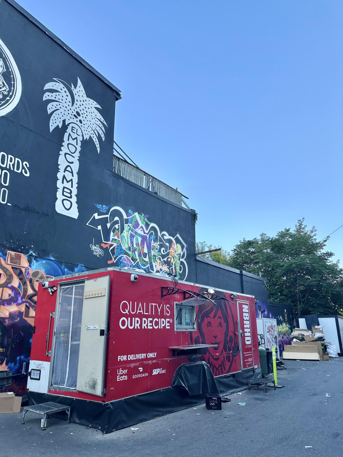 These lil Wendys trailers parked in literal alleyways crack me up - the delivery app impact is real in Toronto. (No cashier or ability to walk up order)