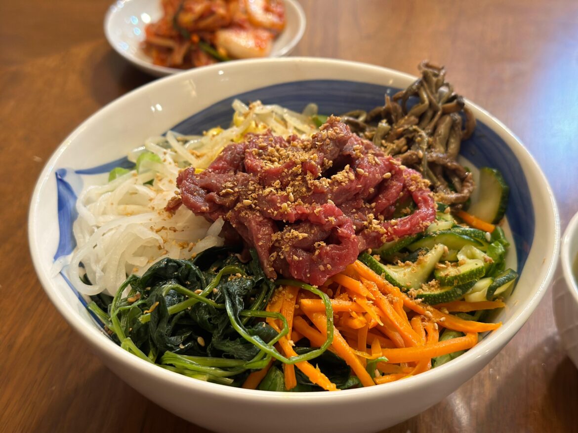 Yukhoe(beef tartare) bibimbab 육회 비빔밥