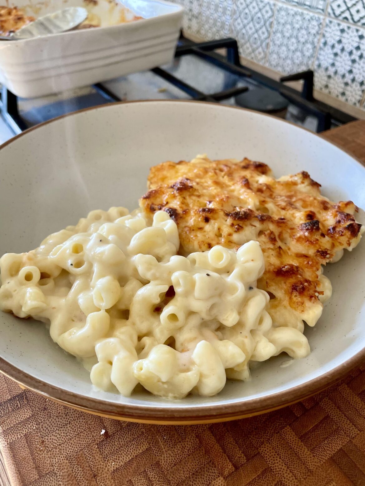 Plain macaroni cheese with a grilled cheese topping