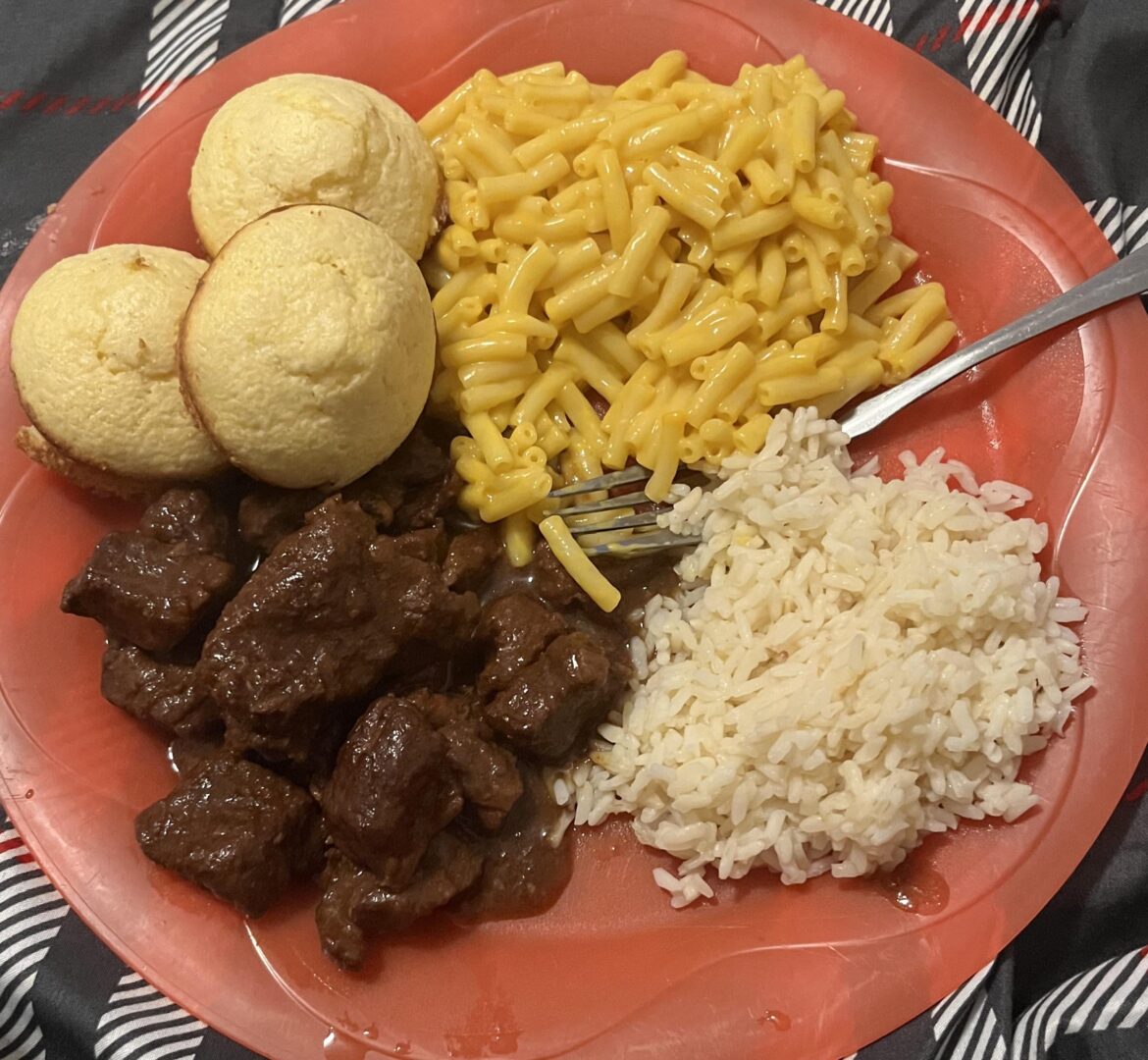 My favorite easy crockpot meat! Beef tips😍 (Pack of stew meat, 1 pack of dry onion mix, 1 cup of beef broth, 1 pack of brown gravy mix, 2 spoons of butter ) ❤️
