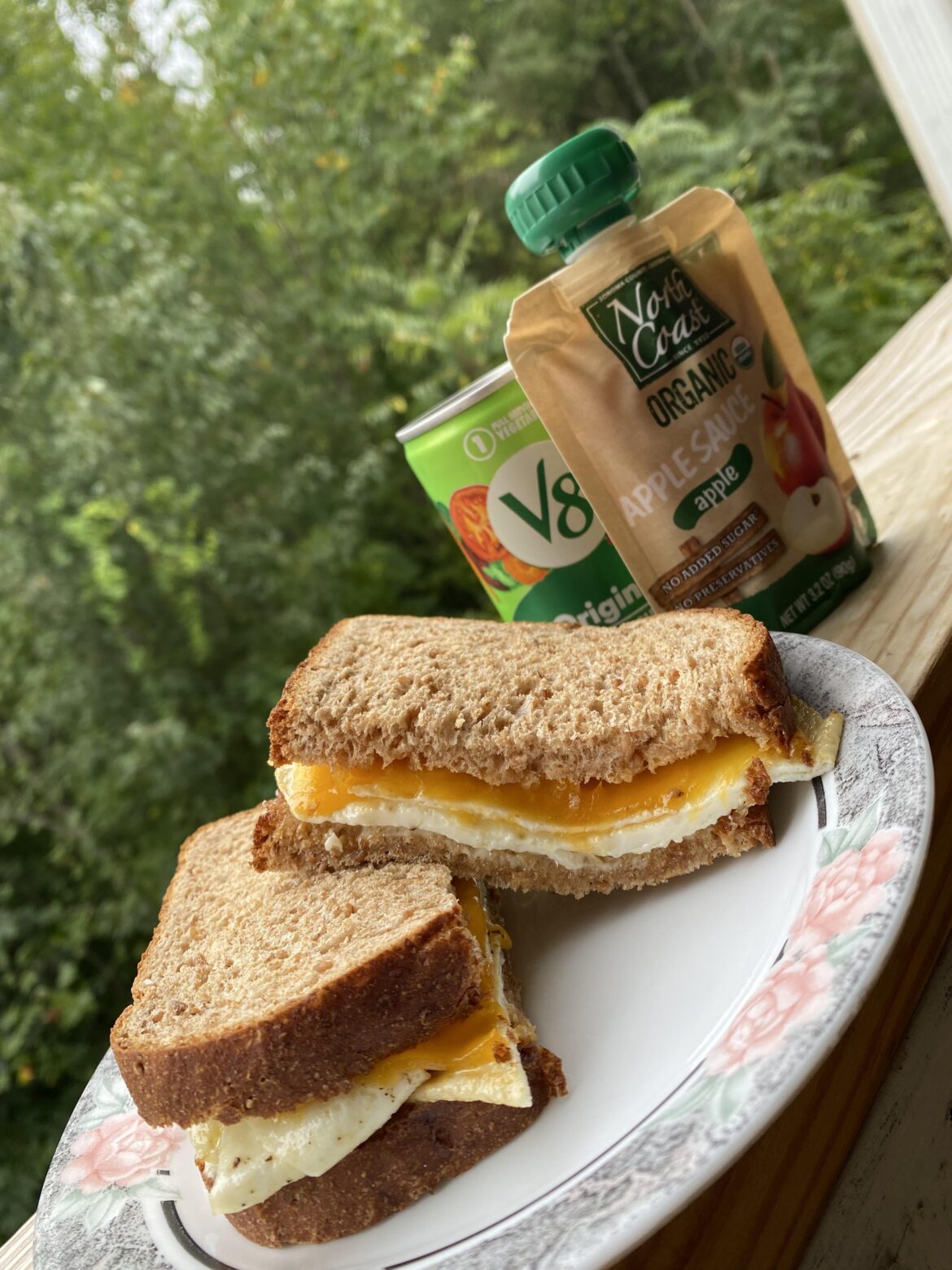 Fried egg and cheddar with mayo, salt and pepper 🌥️ Fried egg and cheddar with mayo, salt and pepper 🌥️