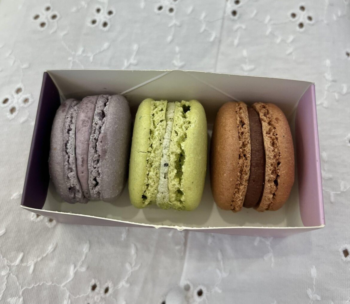 Earl grey, matcha and dark chocolate macarons <3