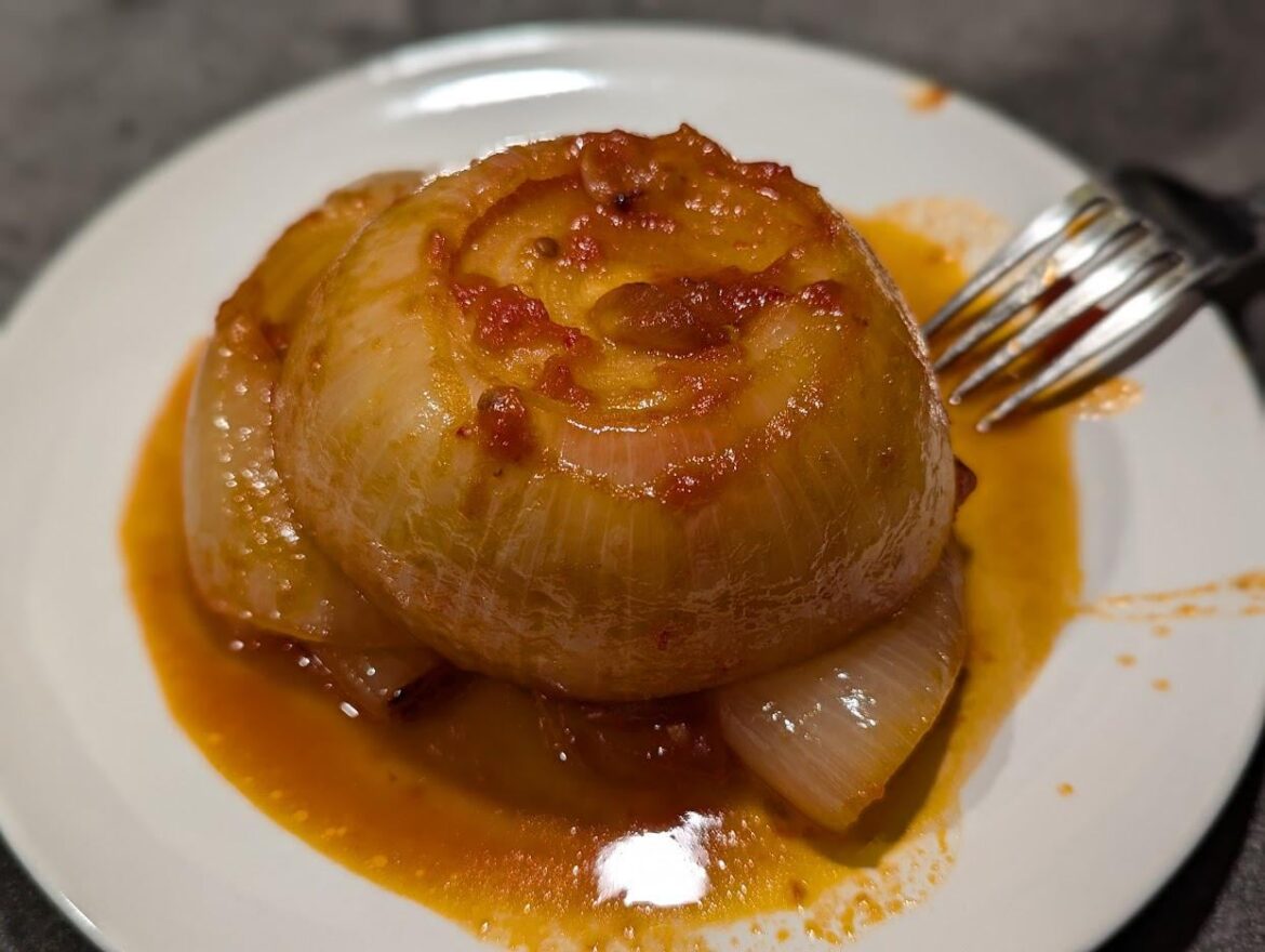 Yellow onion stewed in tomato sauce.