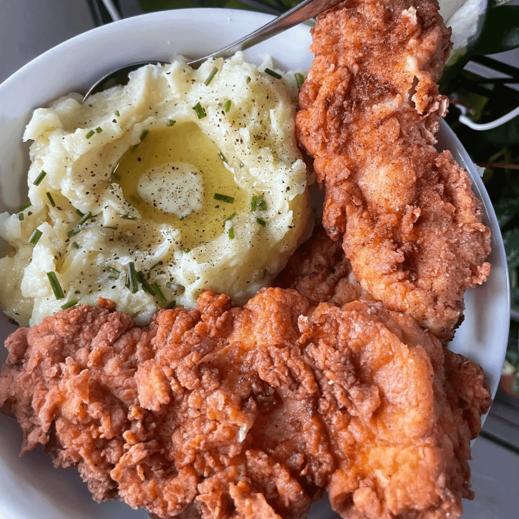 Chicken tenders w/ roasted garlic mashed potatoes🤤