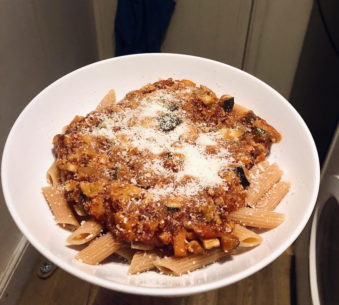 570 cal, 41g protein. Tofu bolognese with red lentil pasta ♥️