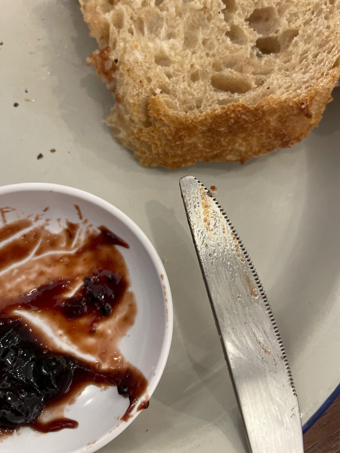 Why are knifes in cafe so dull and am I the only one that find it extremely difficult to slice toasts with?