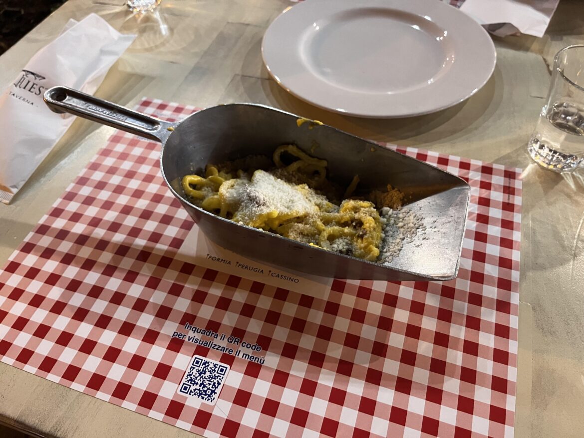 Carbonara in a frying scoop
