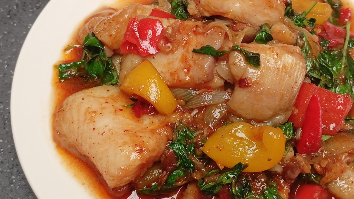 ปลาดอลลี่ผัดพริกหยวก ( Stir-fried Dolly Fish with Bell Peppers )